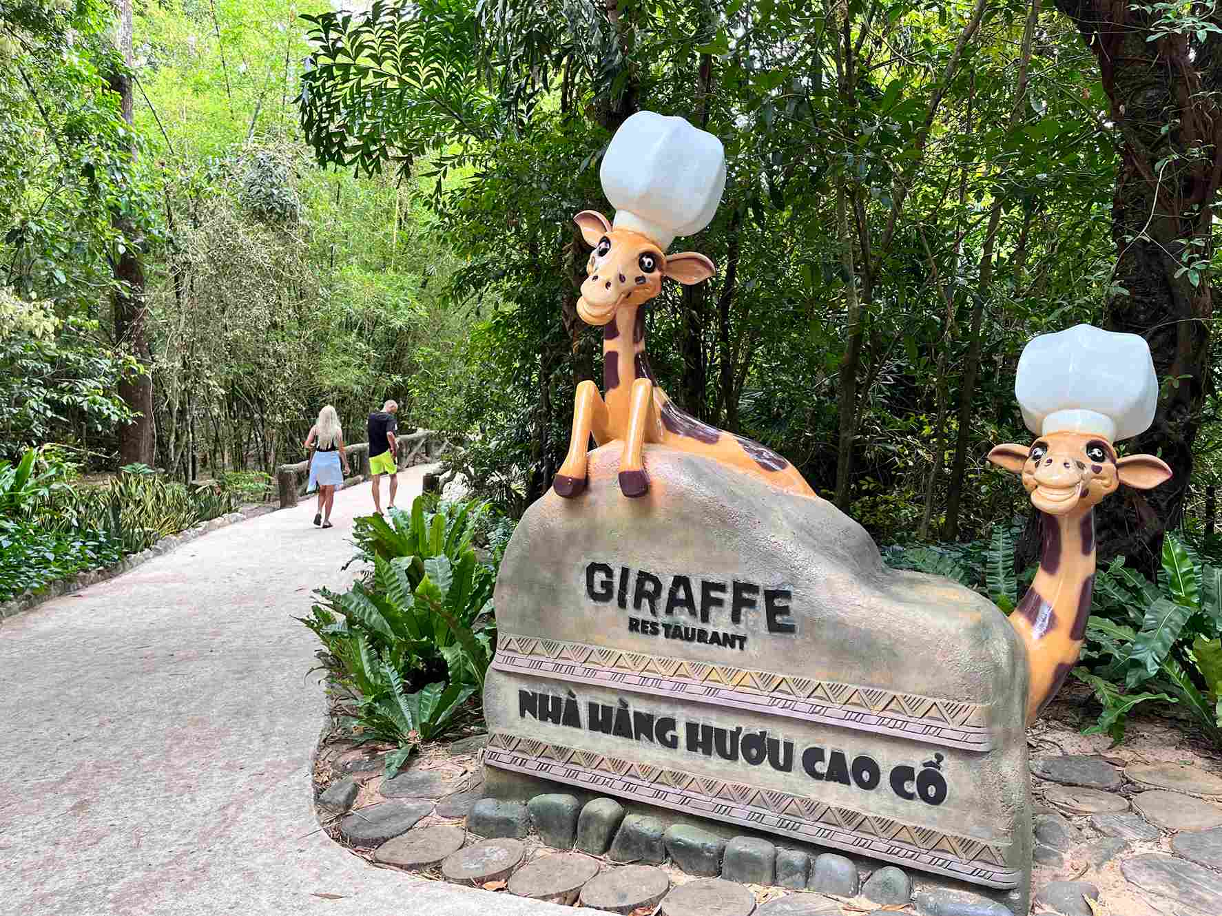 富國島珍珠野生動物園長頸鹿餐廳