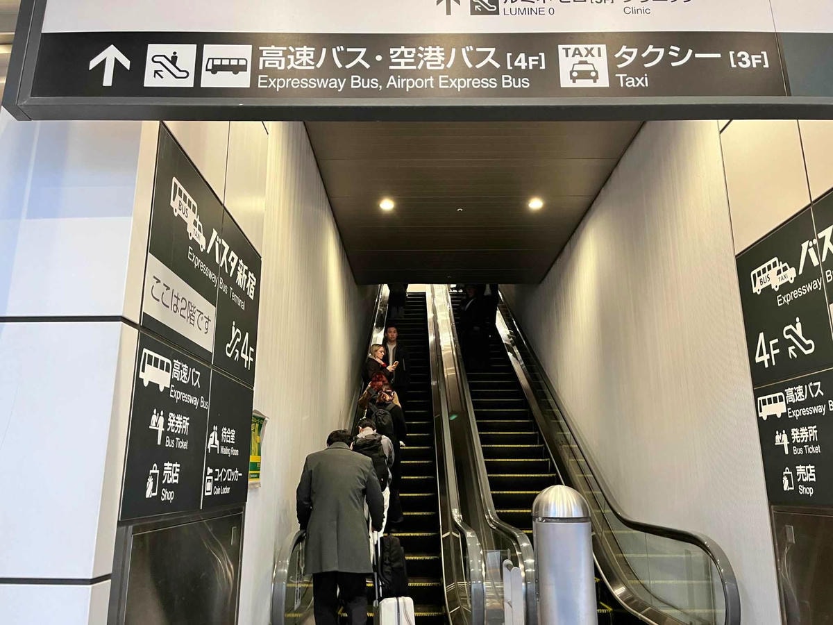 新宿到河口湖高速巴士站