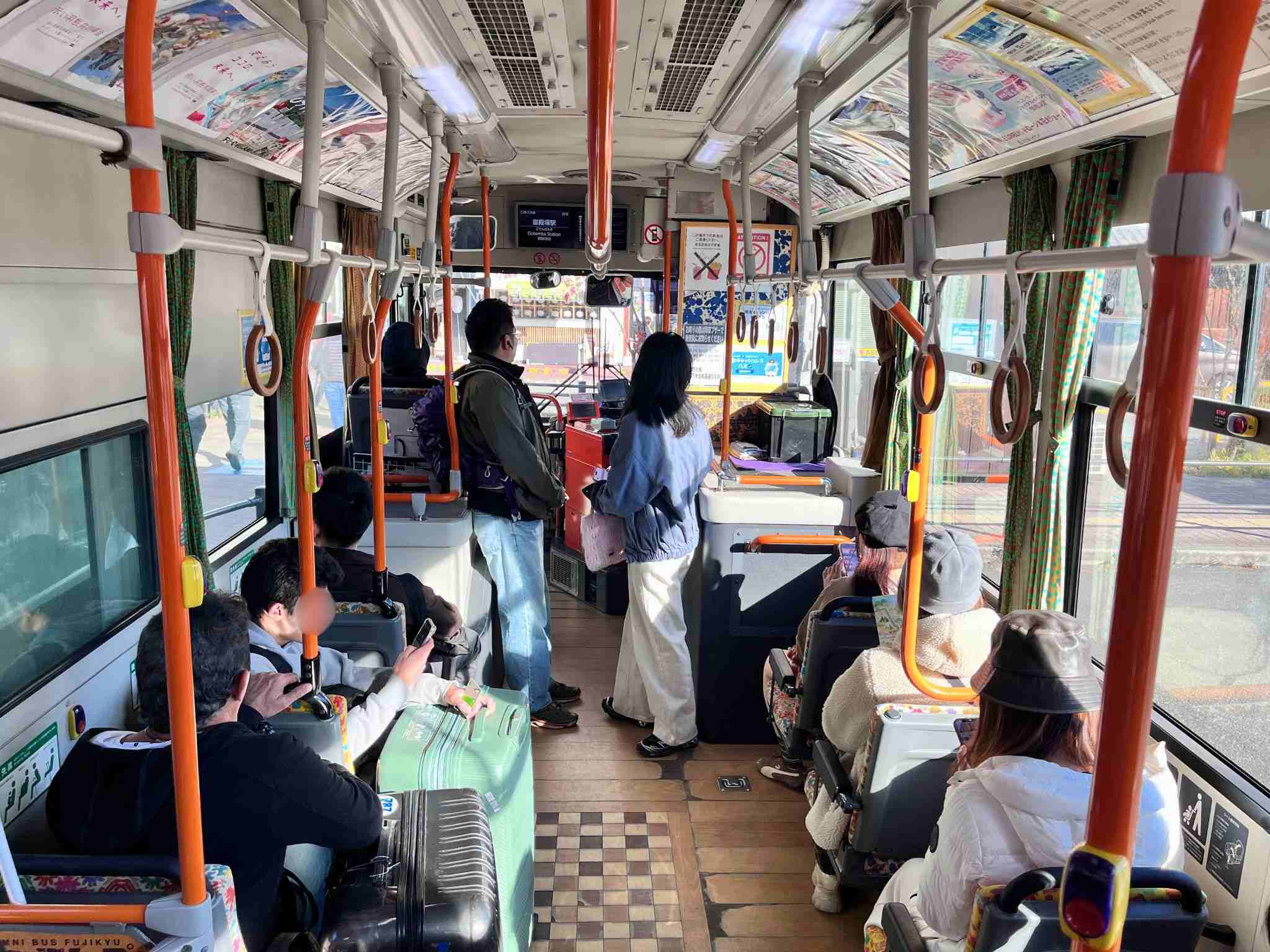 河口湖周遊巴士車內空間
