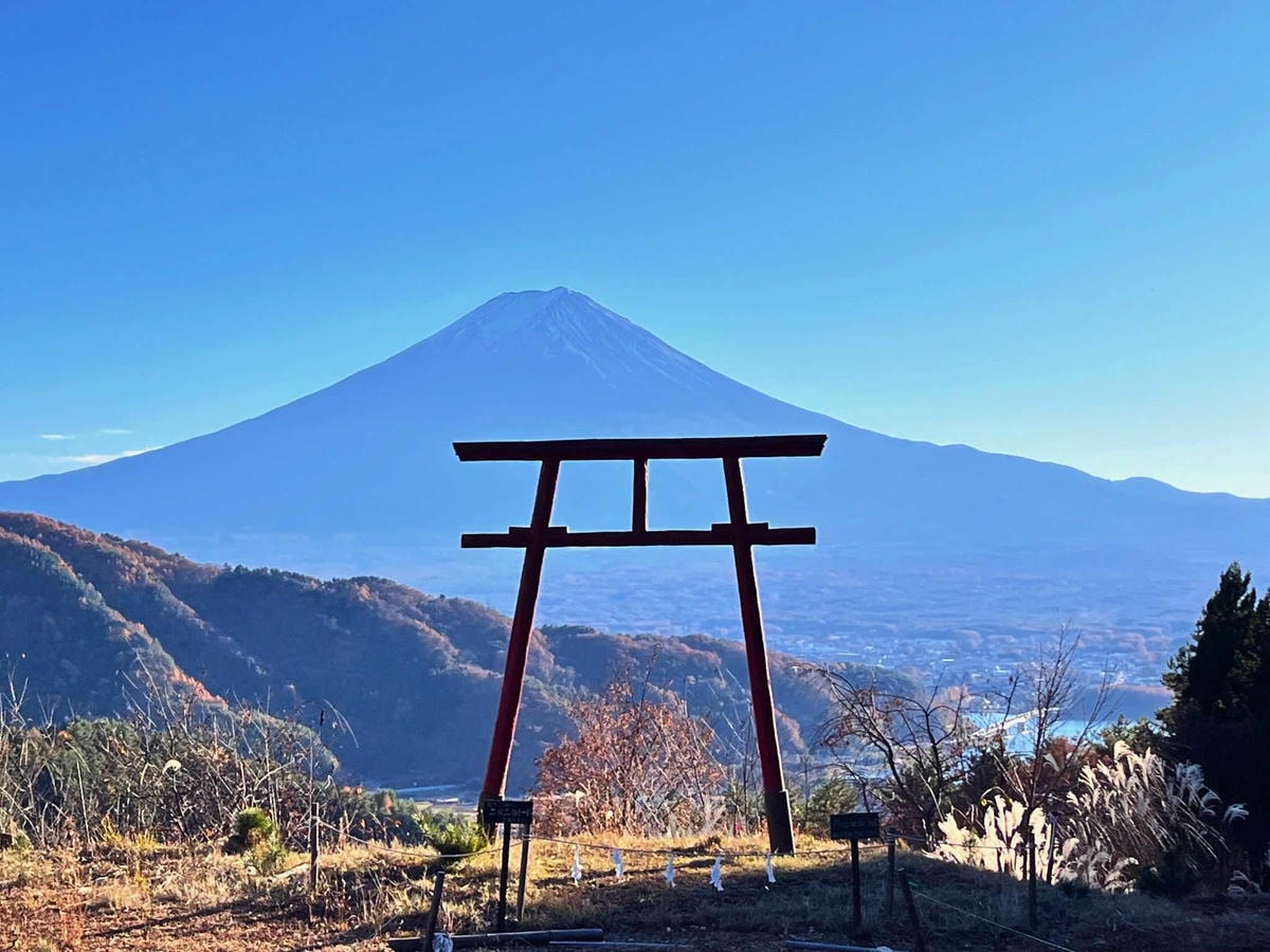 河口淺間神社遙拜所天空的鳥居
