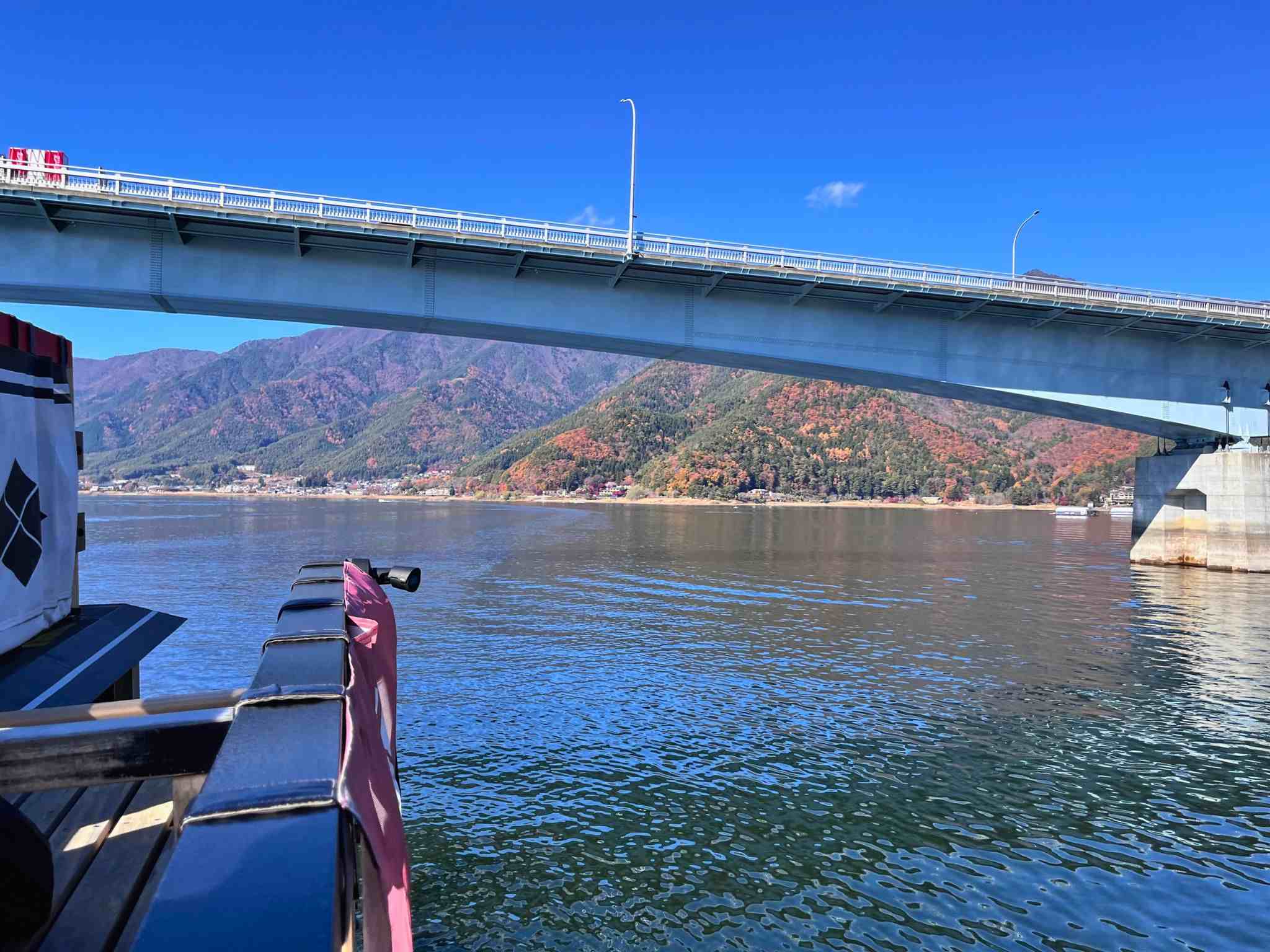 河口湖遊覽船天晴號穿過河口湖大橋