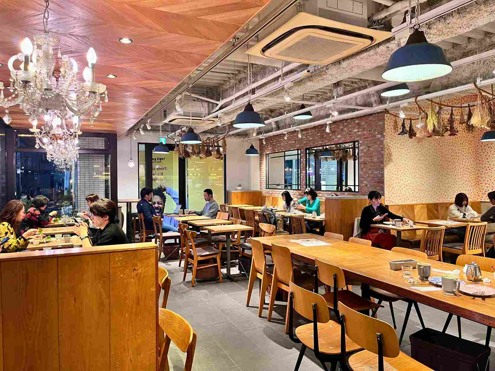 Afternoon Tea Love & Table 東京表參道店用餐環境