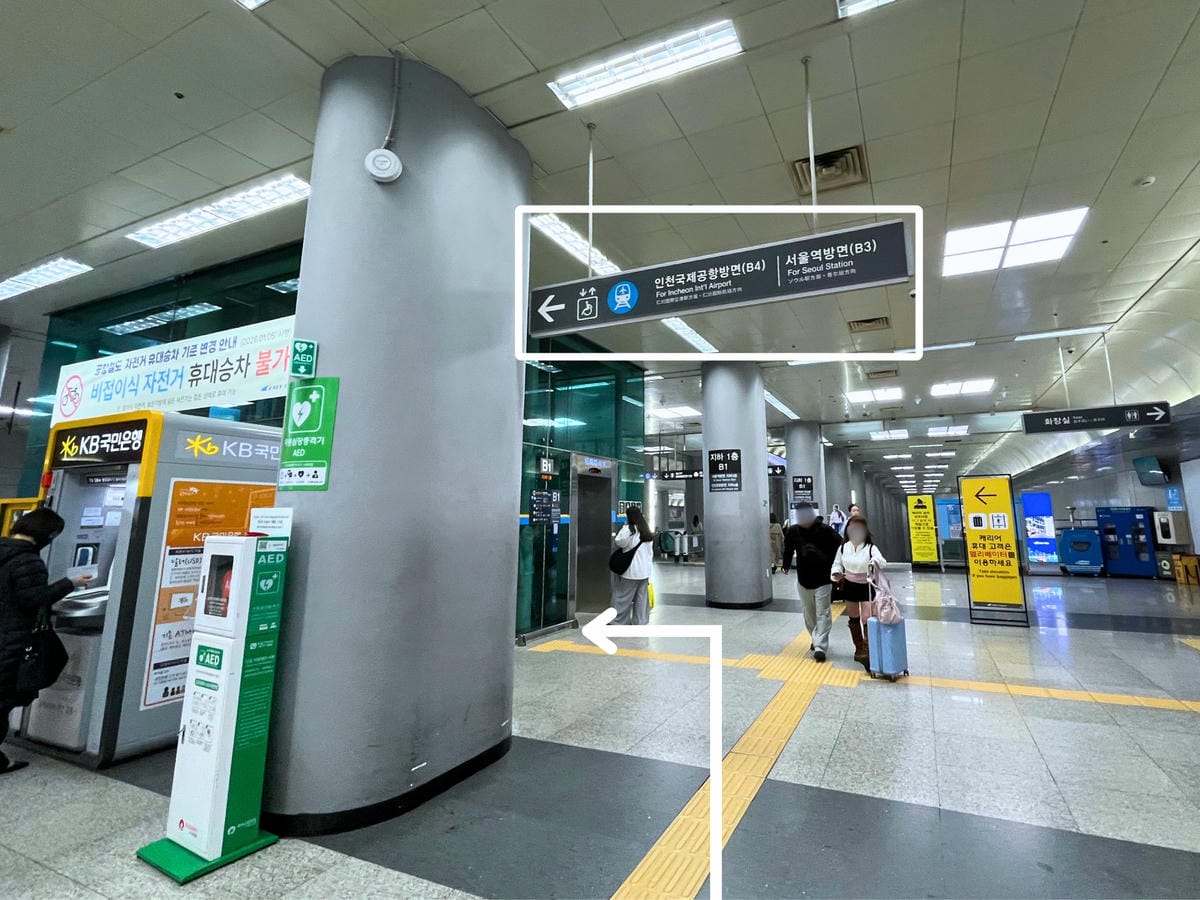 金浦機場到弘大機場快線往電梯方向走 金浦機場到弘大機場快線往電梯方向走